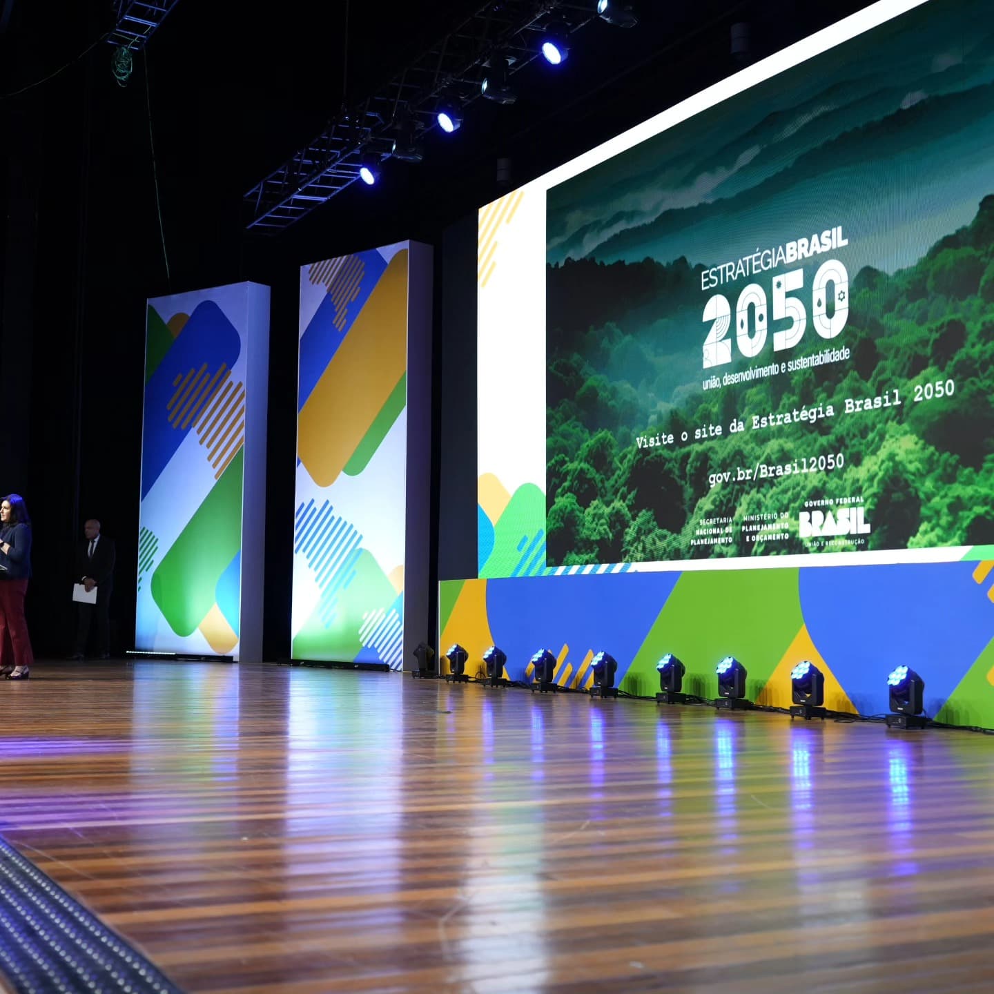Palco do 1º Congresso CONSEPLAN com painel de LED exibindo “Estratégia Brasil 2050”, iluminação cênica e monitores de palco.