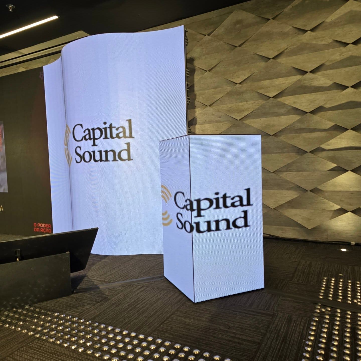 Totens de LED em formato de coluna com a marca CapitalSound.